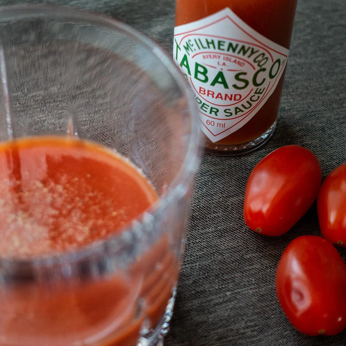 Scharfer Mexikaner Shot in einem Glas mit Tomatensaft und Tequila