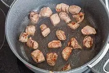 Scharfes Anbraten von Gulaschfleisch in einem Topf, um intensive Röstaromen zu erzeugen, ein wichtiger Schritt im Gulasch Rezept.