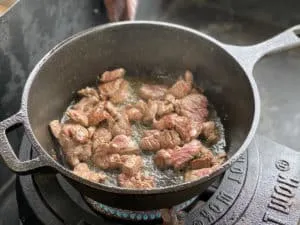 Scharfes Anbraten von Rinderfiletspitzen für ein aromatisches Boeuf Stroganoff