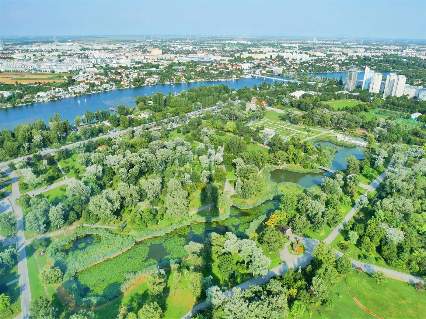 Schatten des Donauturms auf dem Boden in Wien