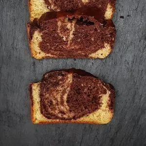 Scheibe eines frisch gebackenen zuckerfreien Marmorkuchens, perfekt für die Kaffeetafel