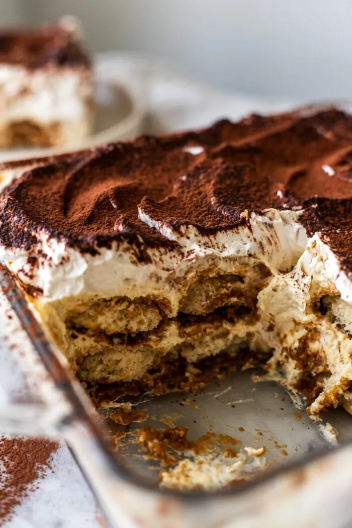 Scheibe veganes Tiramisu auf einem Teller