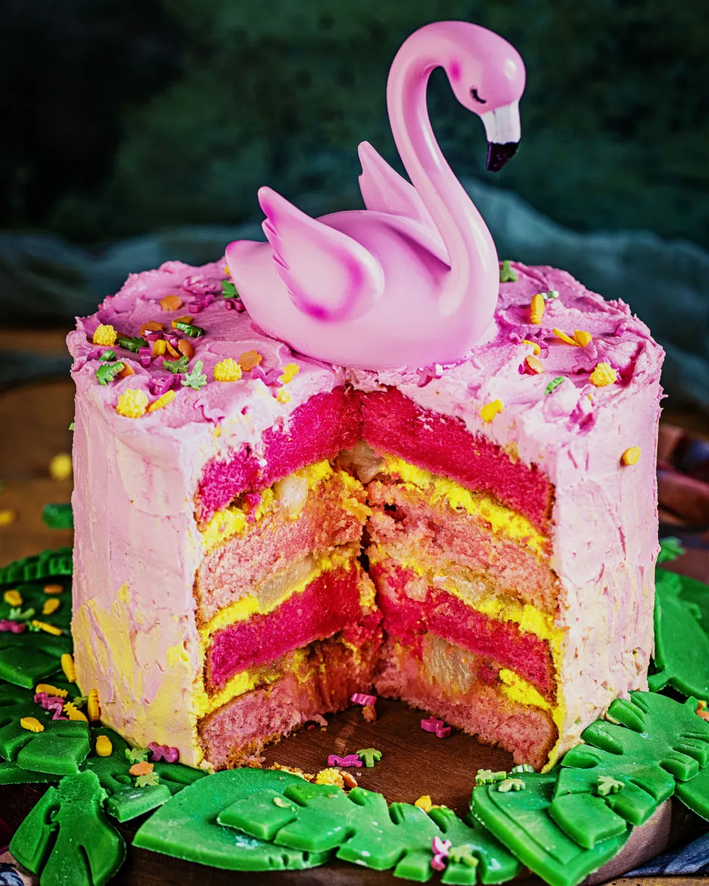Schicht für Schicht: Der Aufbau des tropischen Geburtstagskuchens Flamingo mit Creme und Füllung.