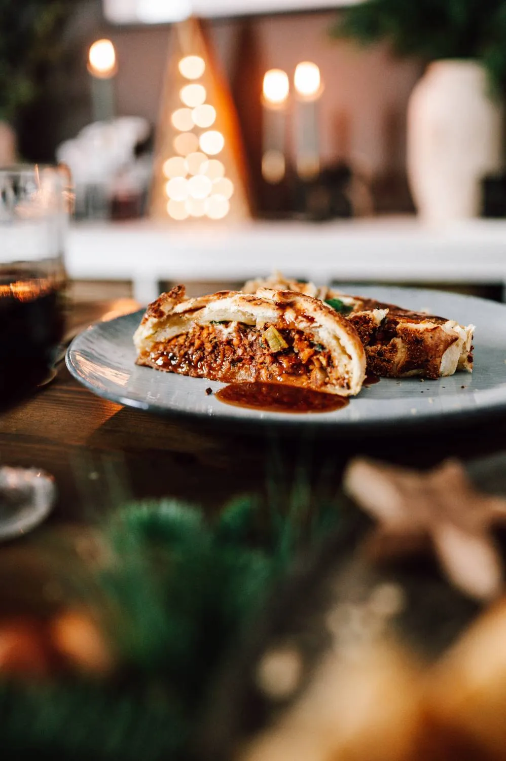 Schichten der Frischkäse-Spinat-Creme auf dem Linsenbraten im Blätterteig