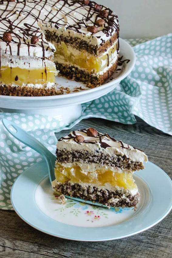 Schichten einer Apfeltorte mit saftigem Nussboden und leichter Quark-Mascarpone-Creme