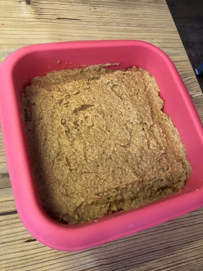 Schichten einer Low-Carb Spekulatius Torte mit Quark-Sahne-Füllung