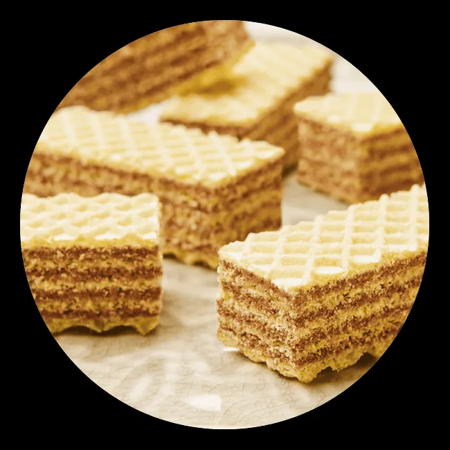Schichtweise aufgebaute glutenfreie Kakao-Haselnusswaffeln für den Snack unterwegs.