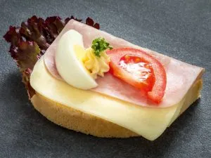 Schinken und Käse auf einem belegten Brötchen