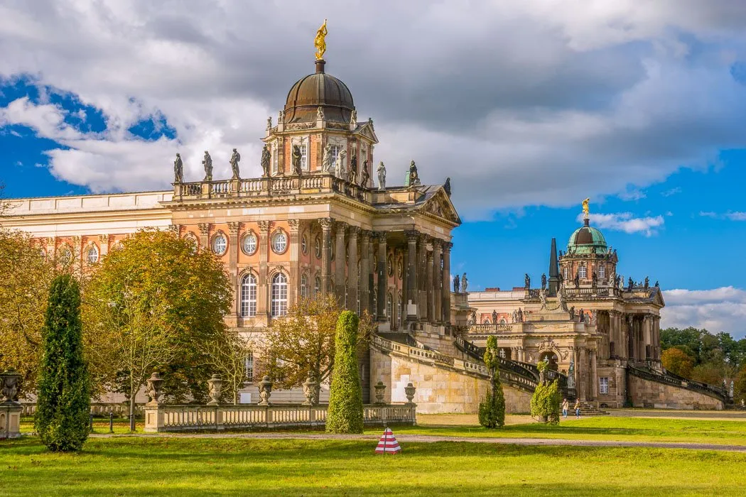 Schloss Sanssouci in Potsdam, umgeben von gepflegten Gärten