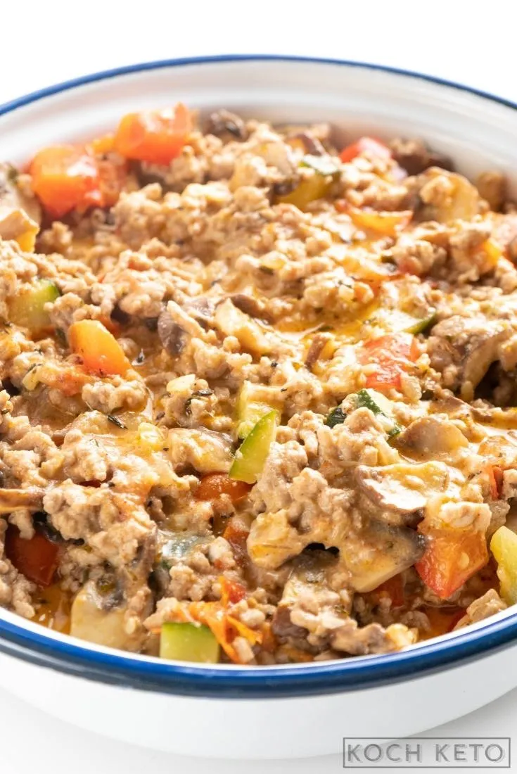 Schmackhafte ketogene Hackfleisch-Gemüse-Pfanne in der Großaufnahme