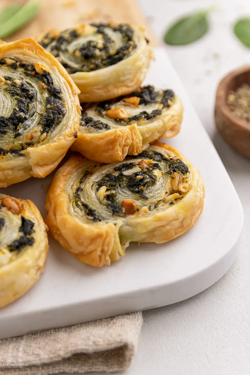 Schnecken aus Blätterteig mit Feta und Spinat