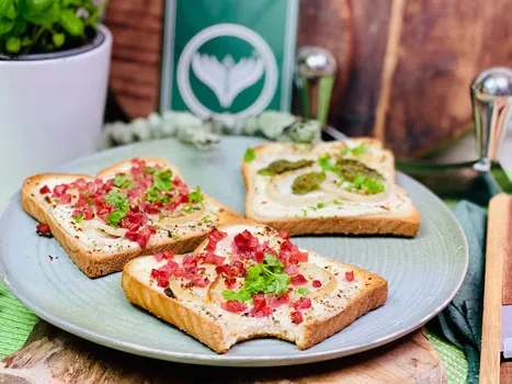 Schnelle Flammkuchen-Toasties mit Zwiebeln und Speck auf einem Backblech