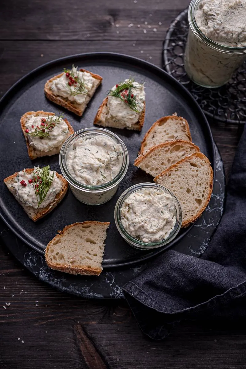 Schnelle Forellencreme als Brotaufstrich, zubereitet mit Frischkäse und Gewürzen