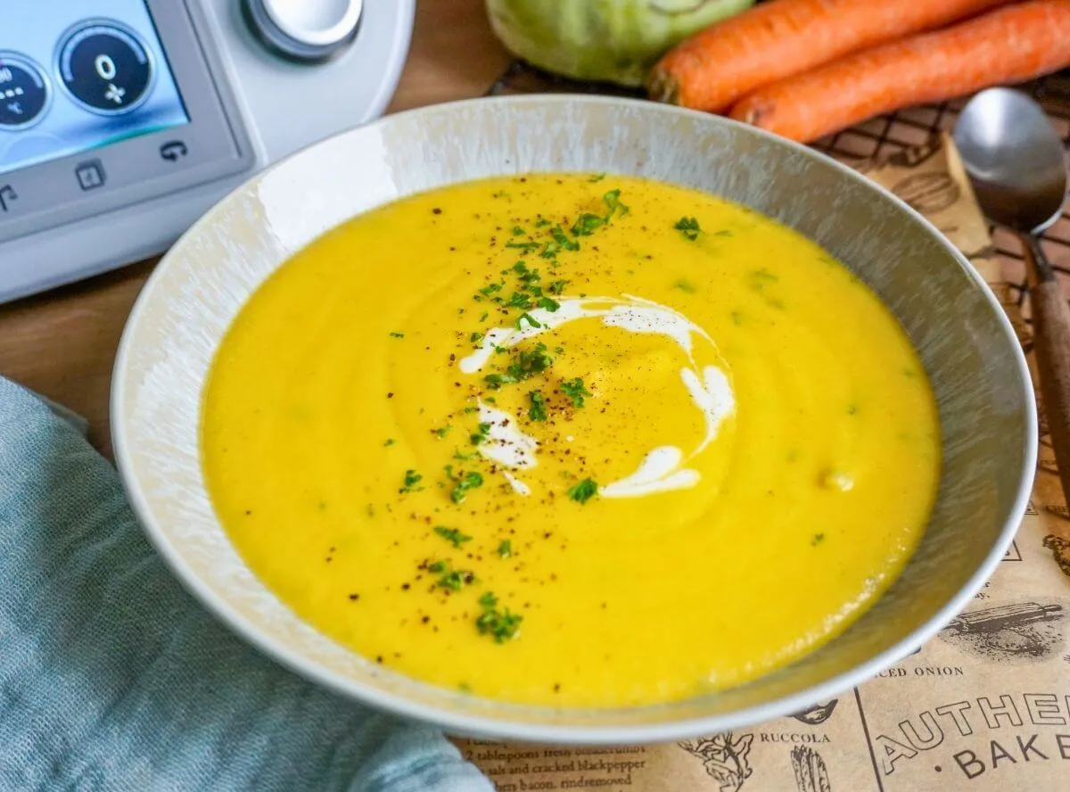 Schnelle Gemüsesuppe aus dem Thermomix, eine gesunde und wärmende Mahlzeit für den hektischen Alltag