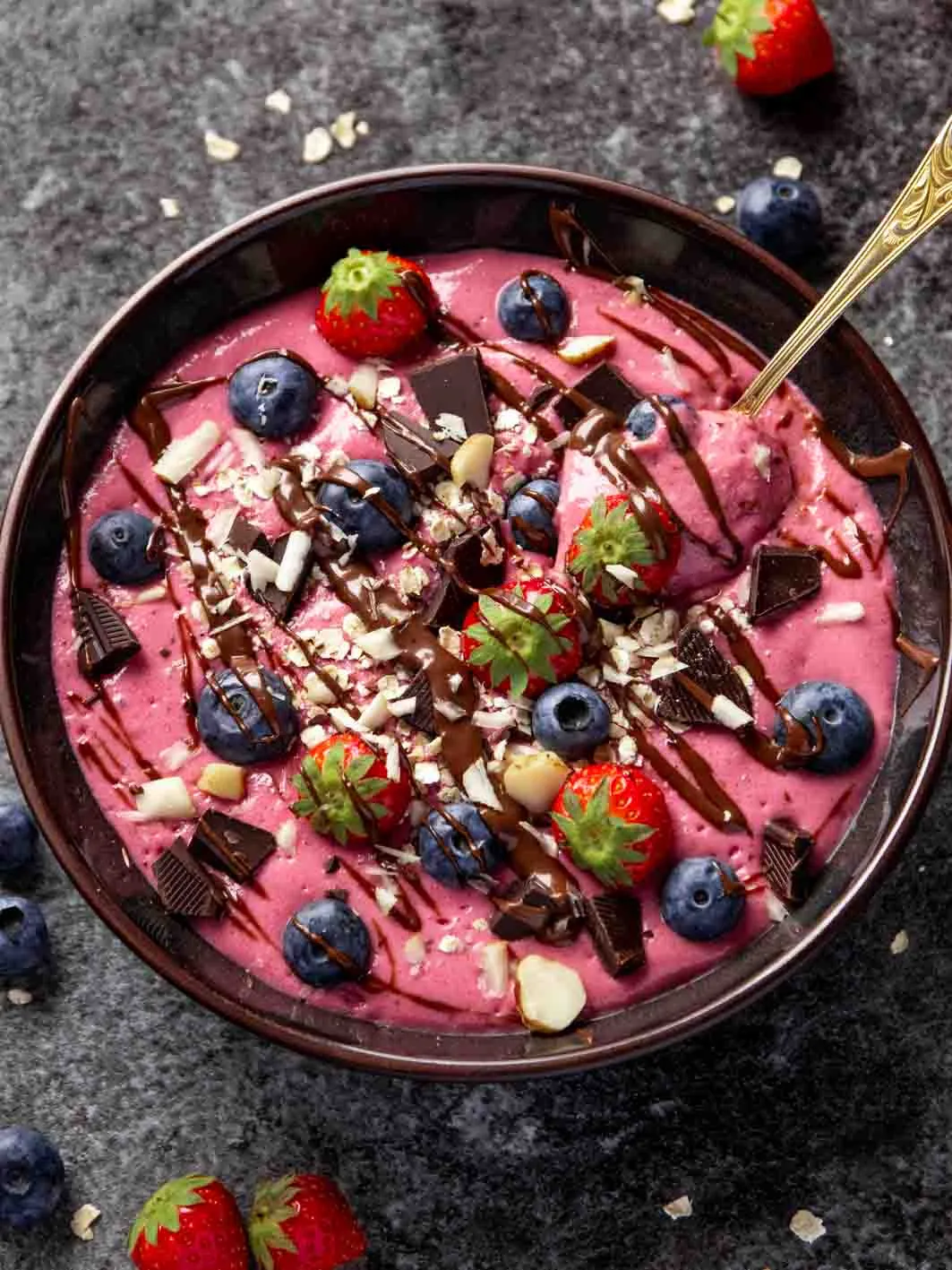 Schnelle Smoothie Bowl mit Beeren