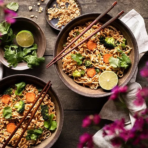 Schnelle vegane Erdnussnudeln in einer Schale