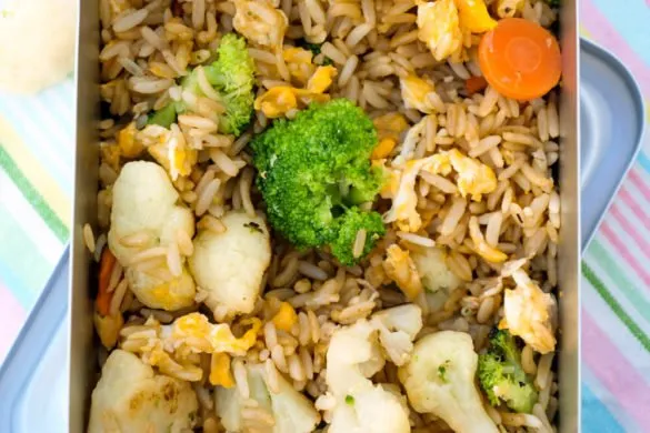 Schneller Bratreis mit Gemüse, Sojasauce und Ei in einer Meal Prep Box