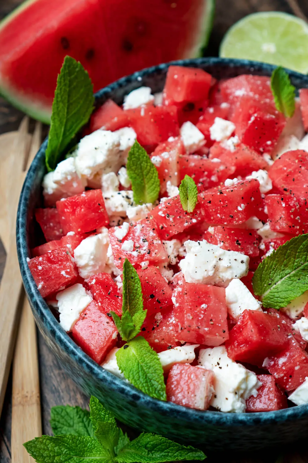 Schneller Melonen-Feta-Salat mit frischer Minze in der Schüssel