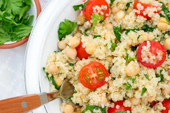 Schneller Quinoasalat mit Tomaten, Kichererbsen und Petersilie