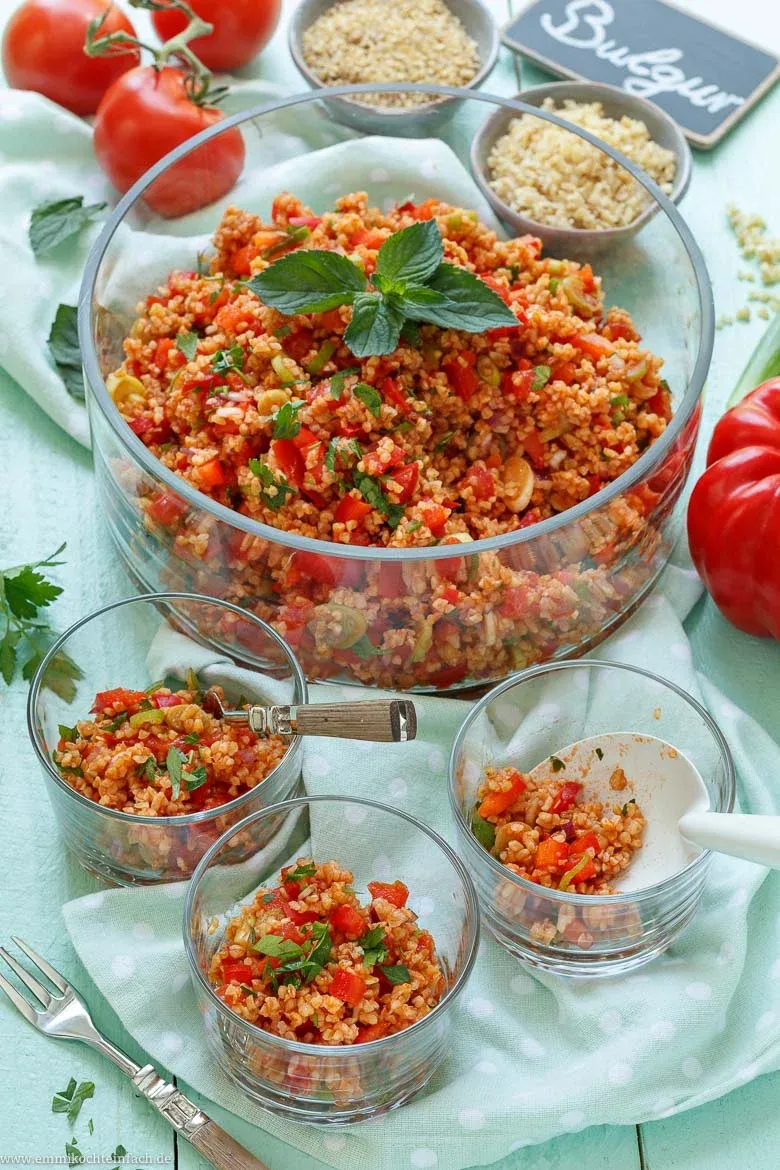 Schneller und einfacher Bulgursalat - Eine Schüssel mit fertig zubereitetem Bulgursalat, garniert mit frischen Kräutern, perfekt für ein Buffet.