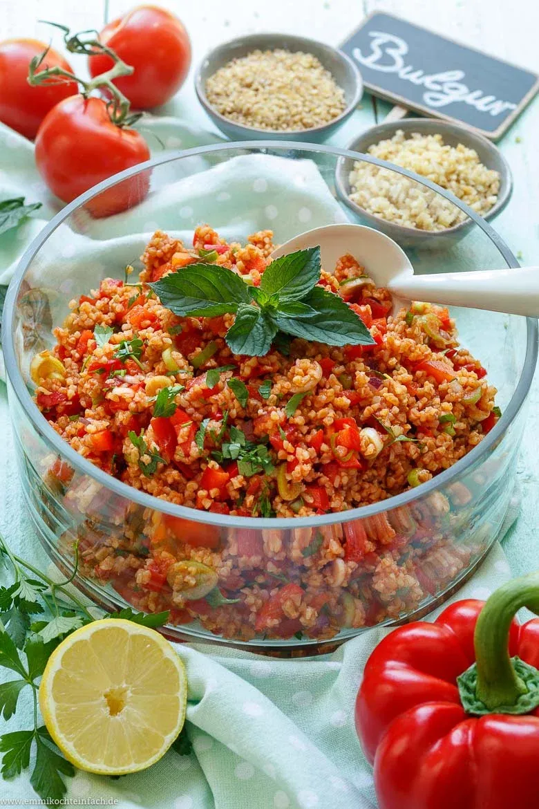 Schneller und einfacher Bulgursalat - Nahaufnahme eines zubereiteten Bulgursalats in einer großen Schüssel, bereit zum Servieren.
