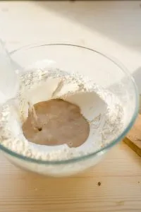 Schnelles Brot mit Trockenhefe backen Hefe Wasser In Das Mehl Eingeben 200x300