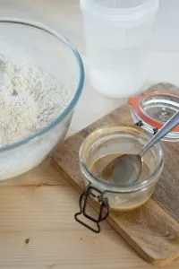 Schnelles Brot mit Trockenhefe backen Trockene Hefe 15 Minuten Ruhen Lassen Mit Wasser 200x300