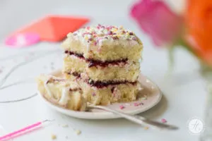 Schnelles Geburtstagstörtchen mit Creme und Konfitüre auf einem Teller