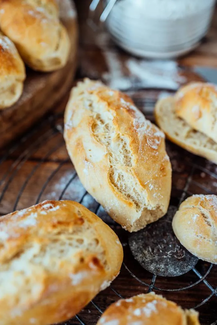 Schnitt eines Baguette Brötchens, zeigt die fluffige, luftige Krume