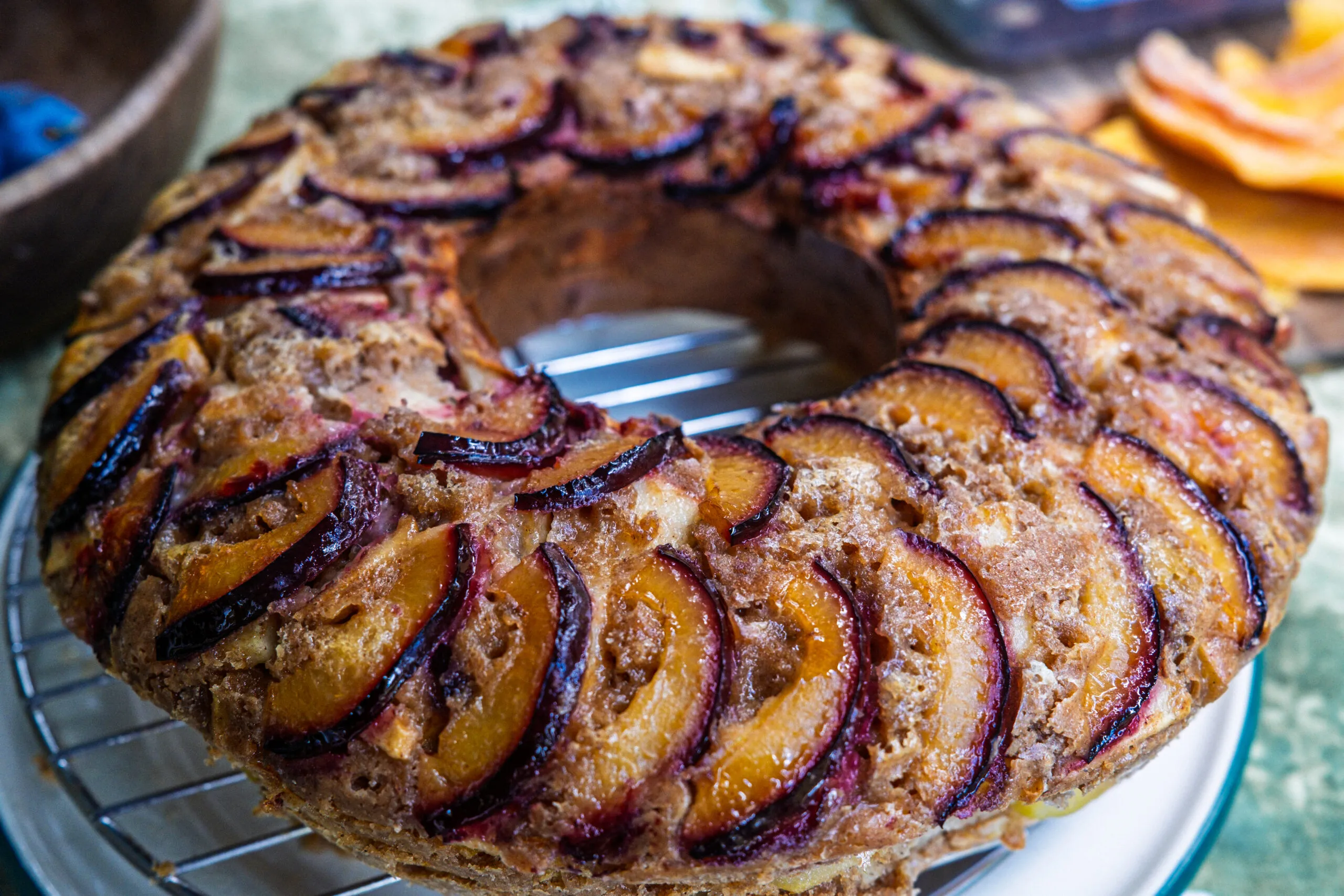 Schnitt eines Schokoladenkuchens aus dem Omnia Ofen, ein köstliches Omnia Rezept