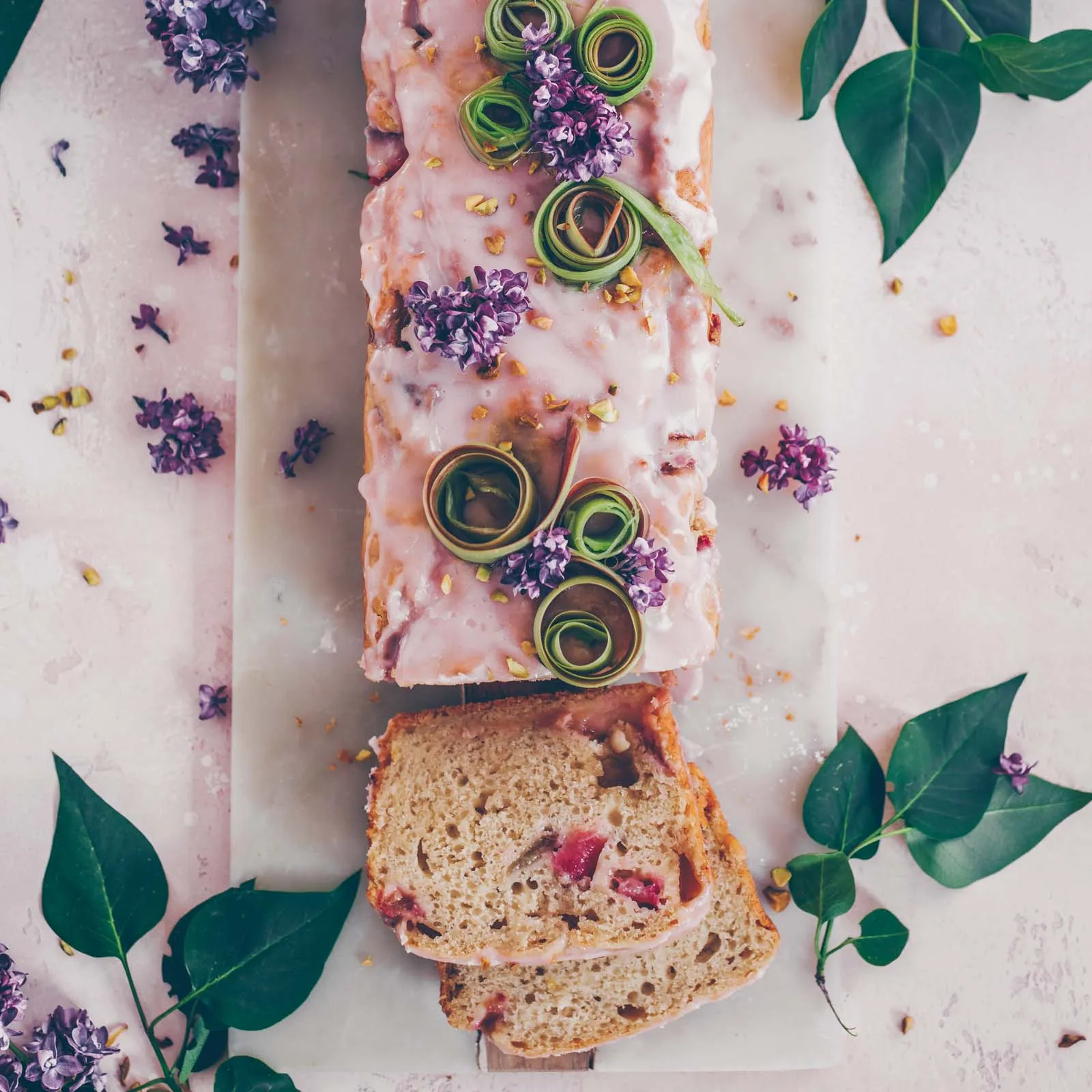 Schnitt eines veganen Rhabarber-Joghurt-Kuchens mit fluffiger Textur
