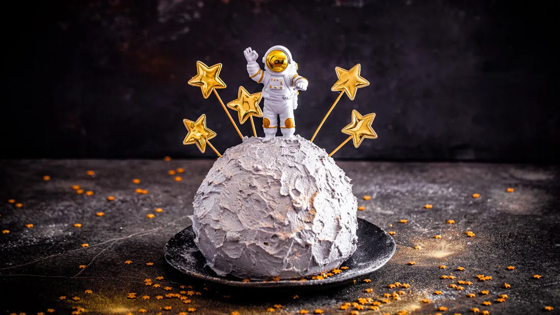 Schnittansicht des Astronauten Geburtstag Kuchens mit Quark-Mandarinen-Füllung