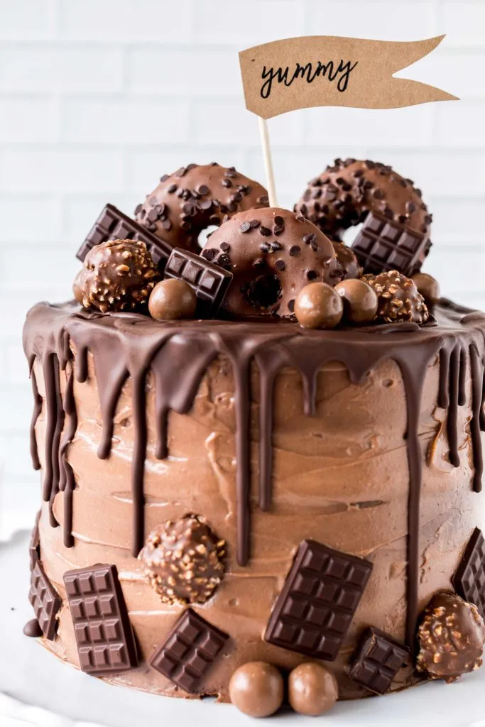 Schnittansicht einer saftigen Nutella Schoko Torte mit mehreren Schichten Creme und Beeren.