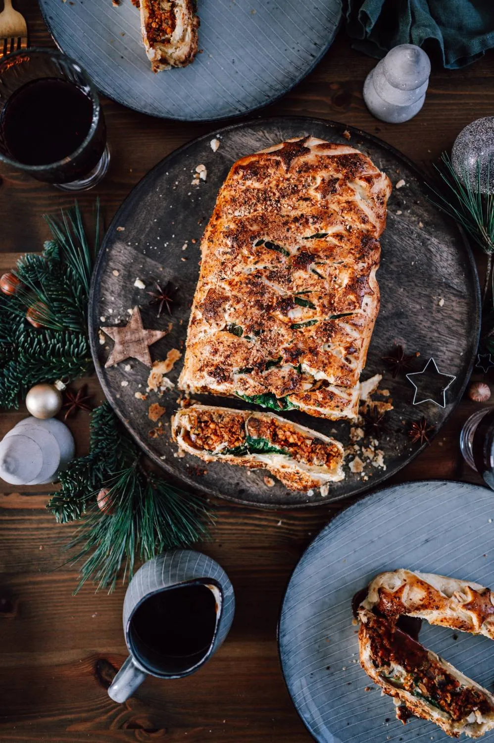 Schnittbild eines vegetarischen Weihnachtsbratens mit cremiger Spinatfüllung