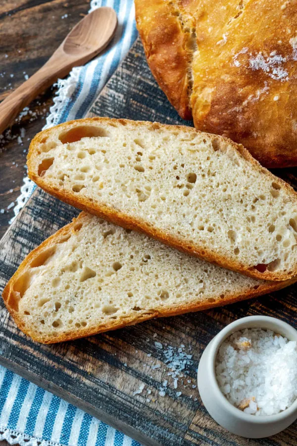 Schnittflächen eines knusprigen, selbstgemachten Dinkelbrots mit lockerer Krume, ideal zum Brot selber machen