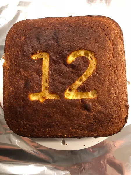 Schnitttiefe der Zahl: Detailansicht des herausgeschnittenen Zahlenbereiches im Kuchen, ideal für Zuckerperlen.