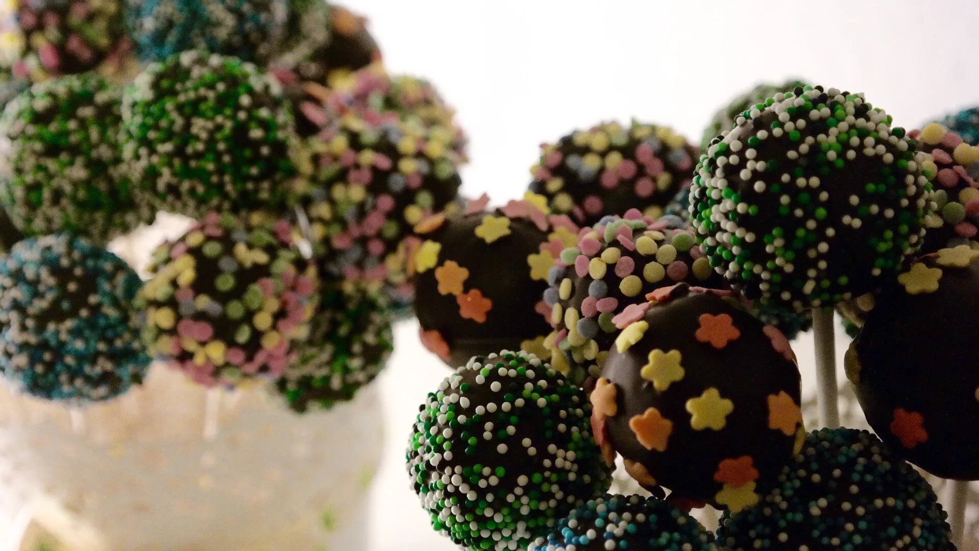 Schoko-Cake-Pops in bunten Farben für eine Kindergeburtstagsfeier