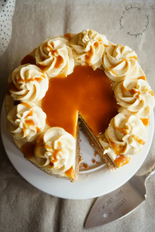 Schoko-Karamell-Torte von oben, mit kunstvoll angeordneten Karamell-Details und Sahnetupfen