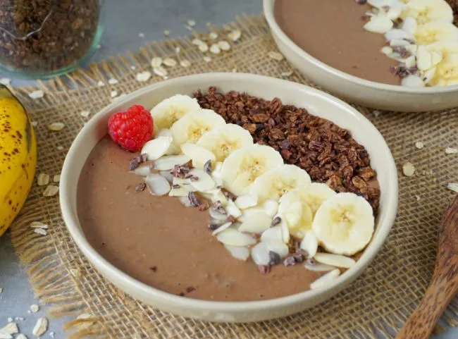 Schoko Smoothie Bowl: Eine schnelle, kalorienarme und nahrhafte Frühstücksidee