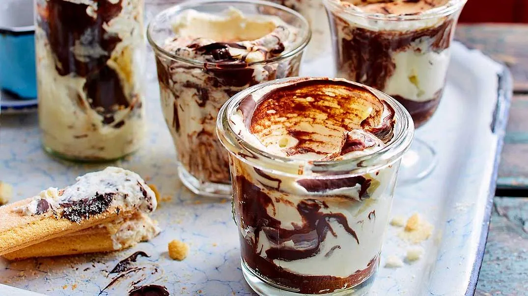 Schoko-Tiramisu im Glas: ein schnelles Nachtisch Rezept für festliche Anlässe