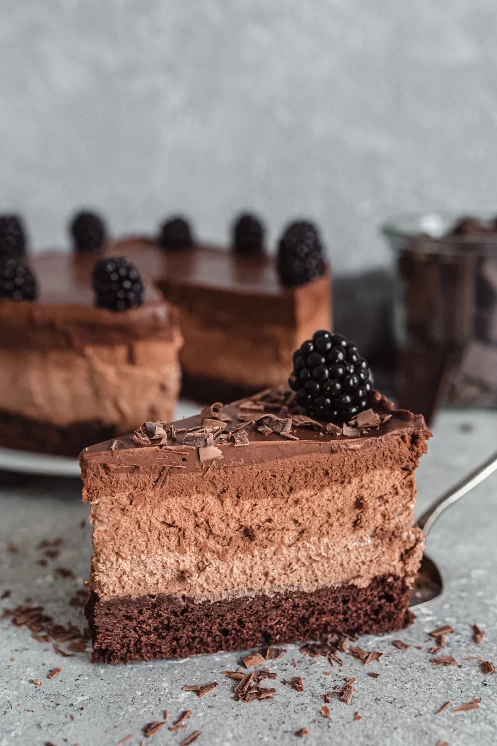 Schoko-Vanille-Sahnetorte in Scheiben geschnitten auf einem Teller, perfekt für den Kaffeetisch.