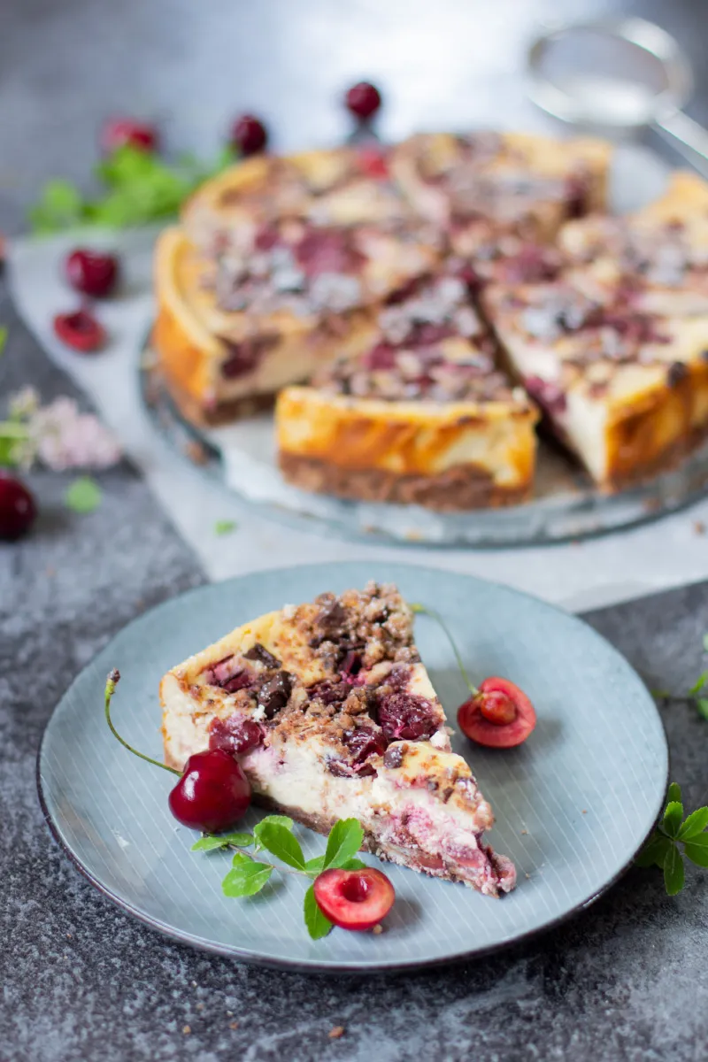 Schokoladen Käsekuchen mit Kirschen