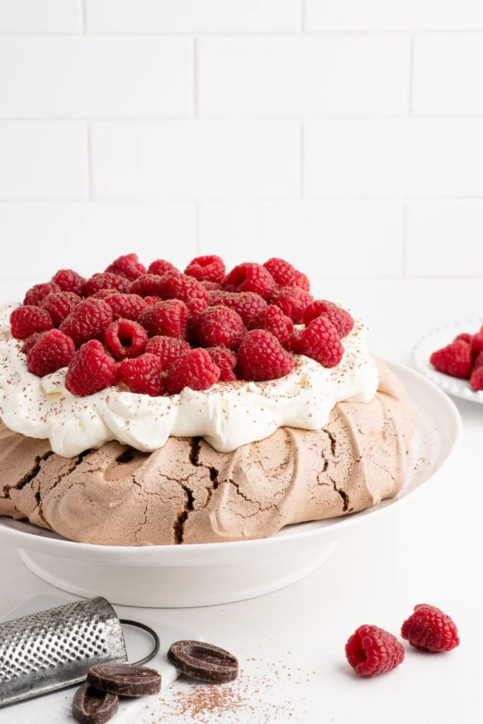 Schokoladen-Pavlova mit Himbeeren