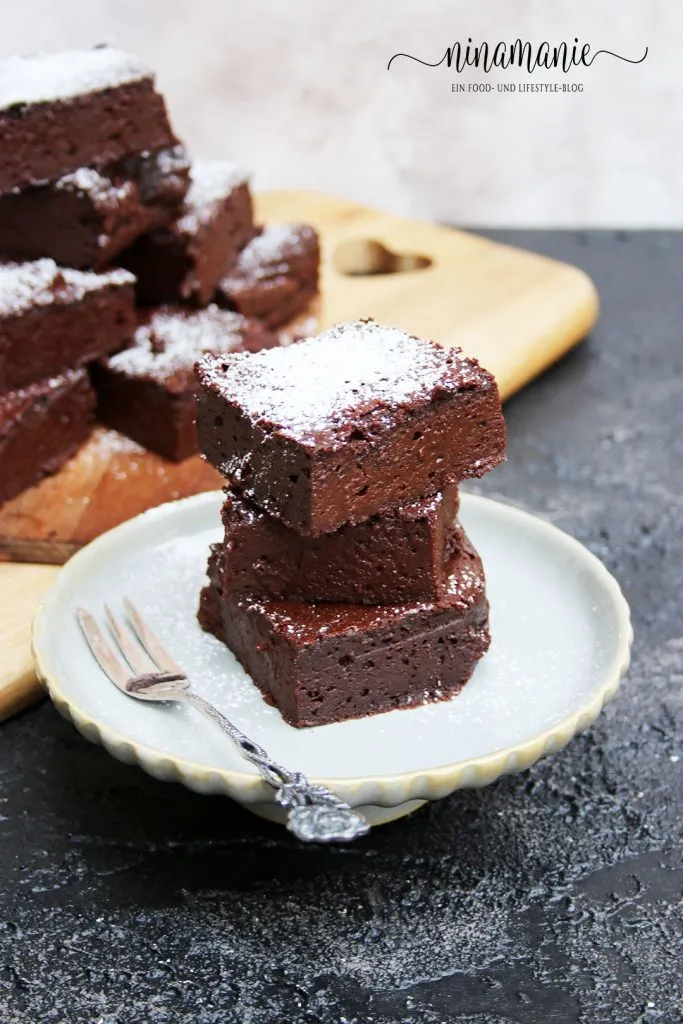 Schokoladenmasse für glutenfreie Brownies auf einem Backblech verteilt, bereit zum Backen