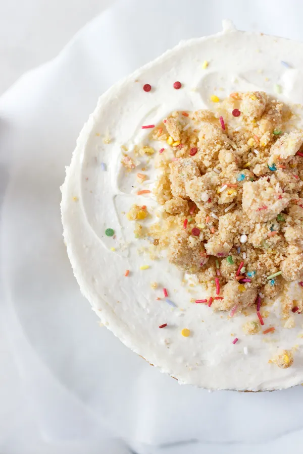 Schokoladiger Naked Cake auf einem Holzbrett, dekoriert mit Beeren und Minze, ideal für einen raffinierten Geburtstagskuchen