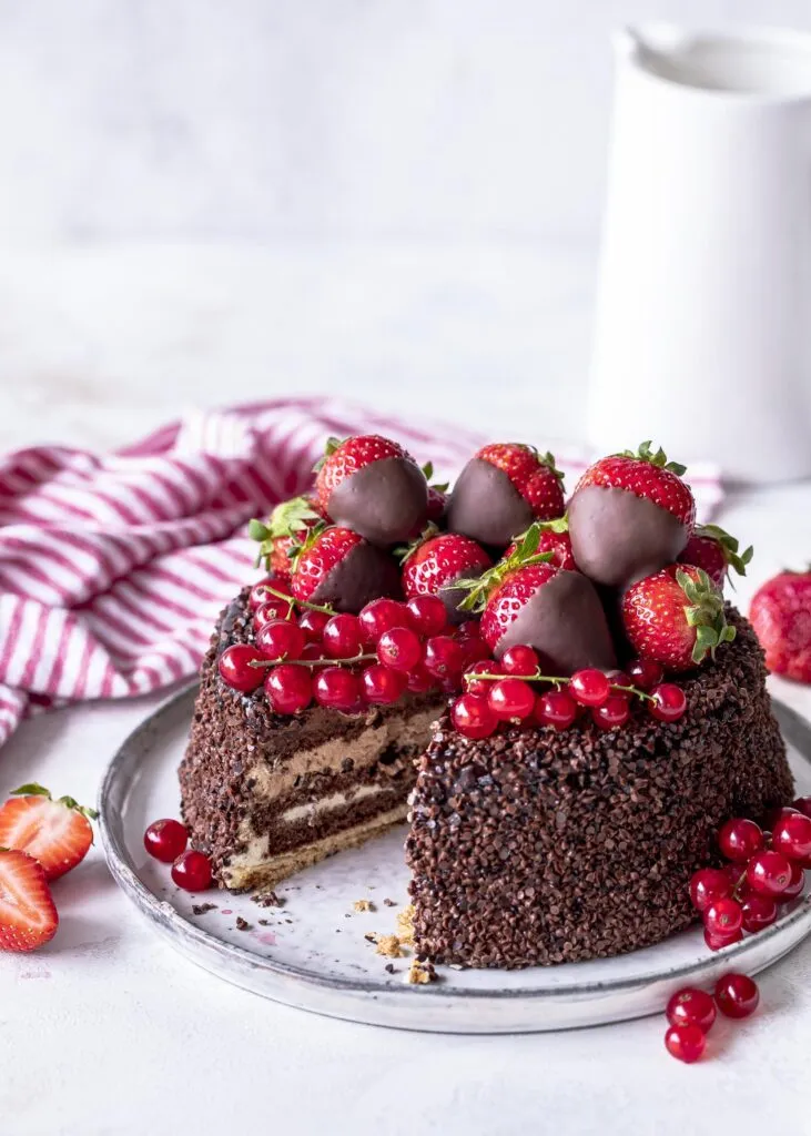 Schokolierte Erdbeeren und DIY-Torten-Topper für die Mousse au Chocolat Torte
