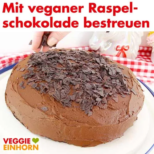 Schokotorte mit veganer Raspelschokolade bestreuen