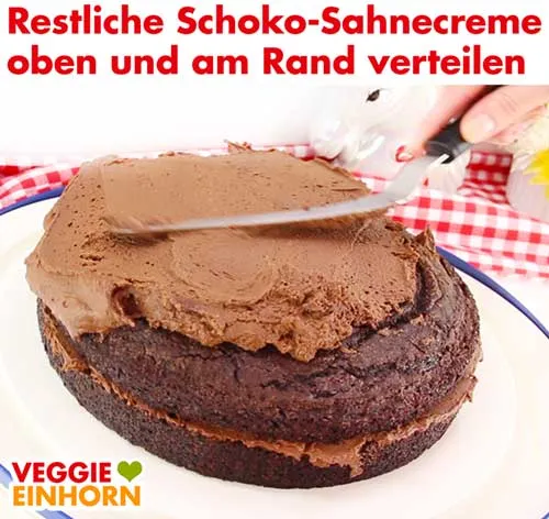 Schokotorte mit veganer Sahnecreme vollständig bestreichen