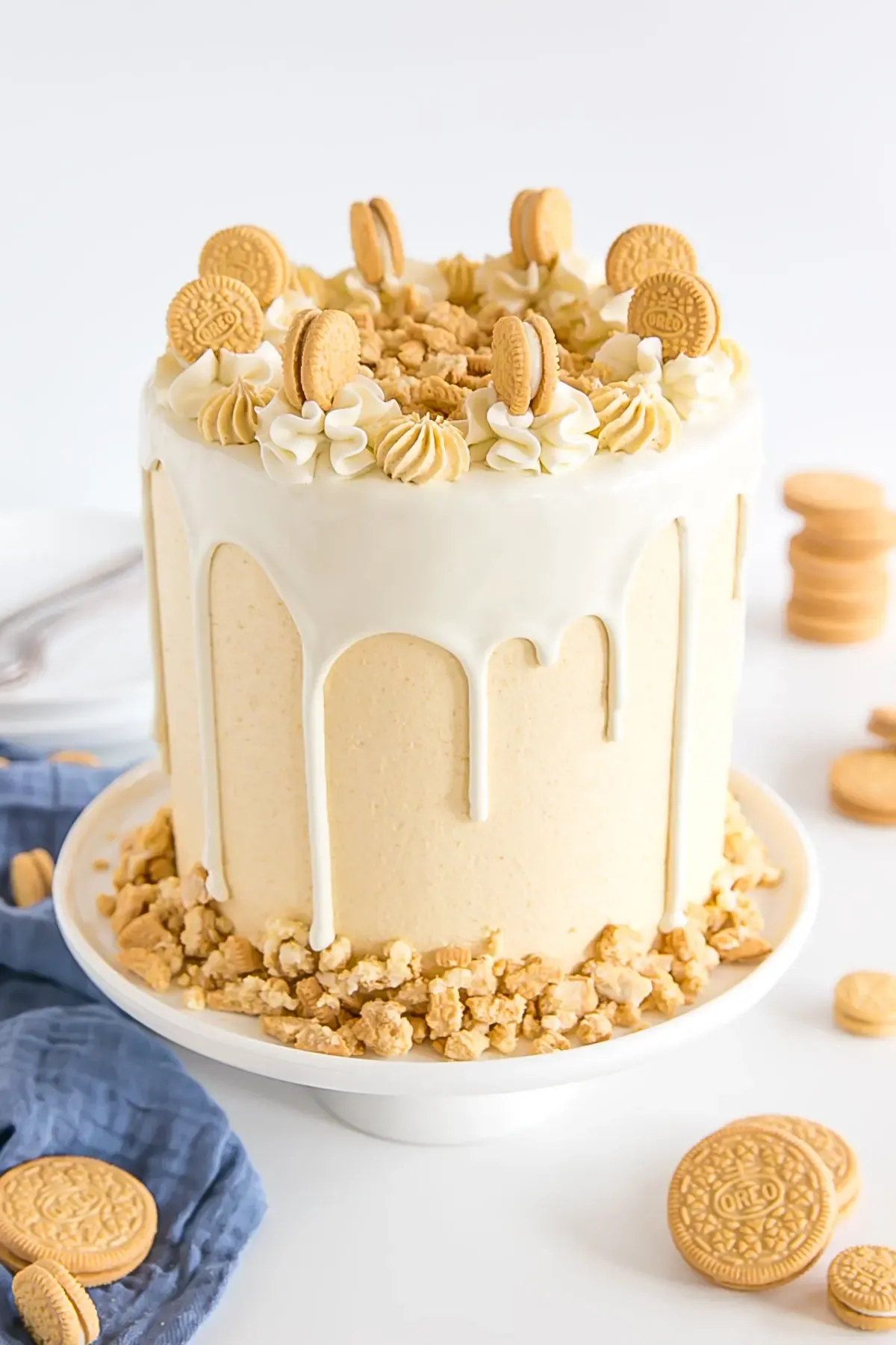 Schrägansicht des fertig dekorierten Goldener Oreo Kuchens mit goldener Buttercreme