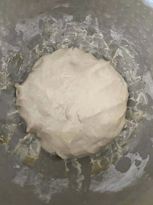 Schritt 1: Hefe, Wasser und Honig werden in einer Schüssel verrührt